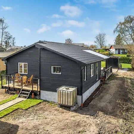 3 Bedroom Cozy In Hyllinge