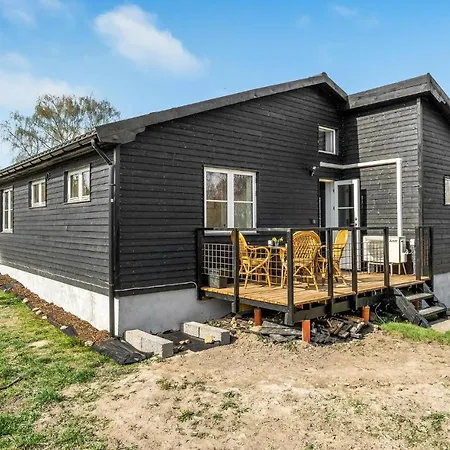 3 Bedroom Pet Friendly In Hyllinge Holiday home Kirke-Hyllinge